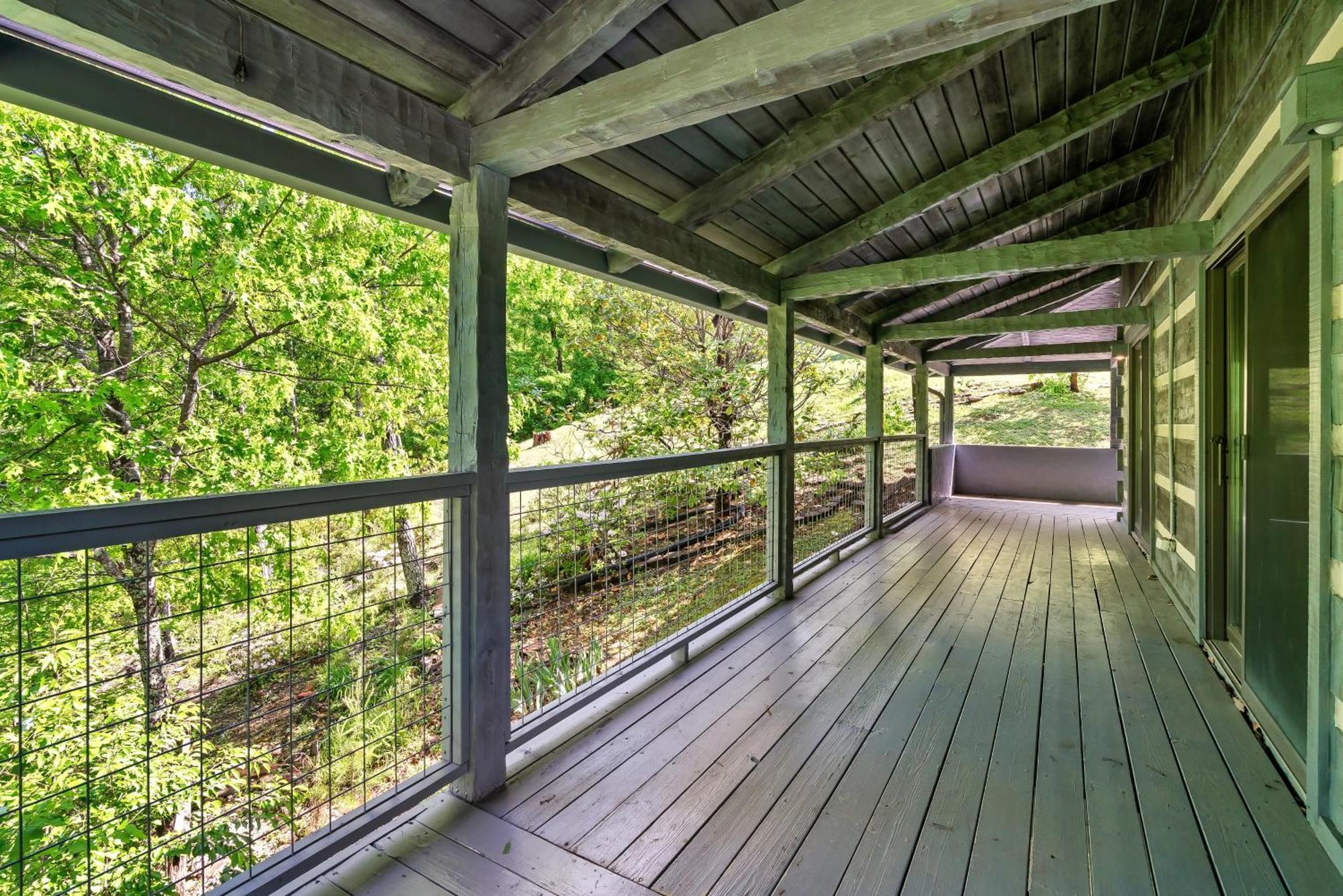 Holiday home 3 Pools! Fire Pit! Hot Tub! Nerf Gun Wall! Arcade! Ping Pong! Pickleball! Gatlinburg