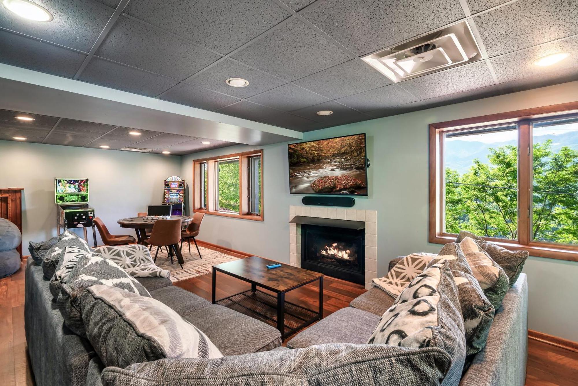 3 Pools! Fire Pit! Hot Tub! Nerf Gun Wall! Arcade! Ping Pong! Pickleball! Gatlinburg