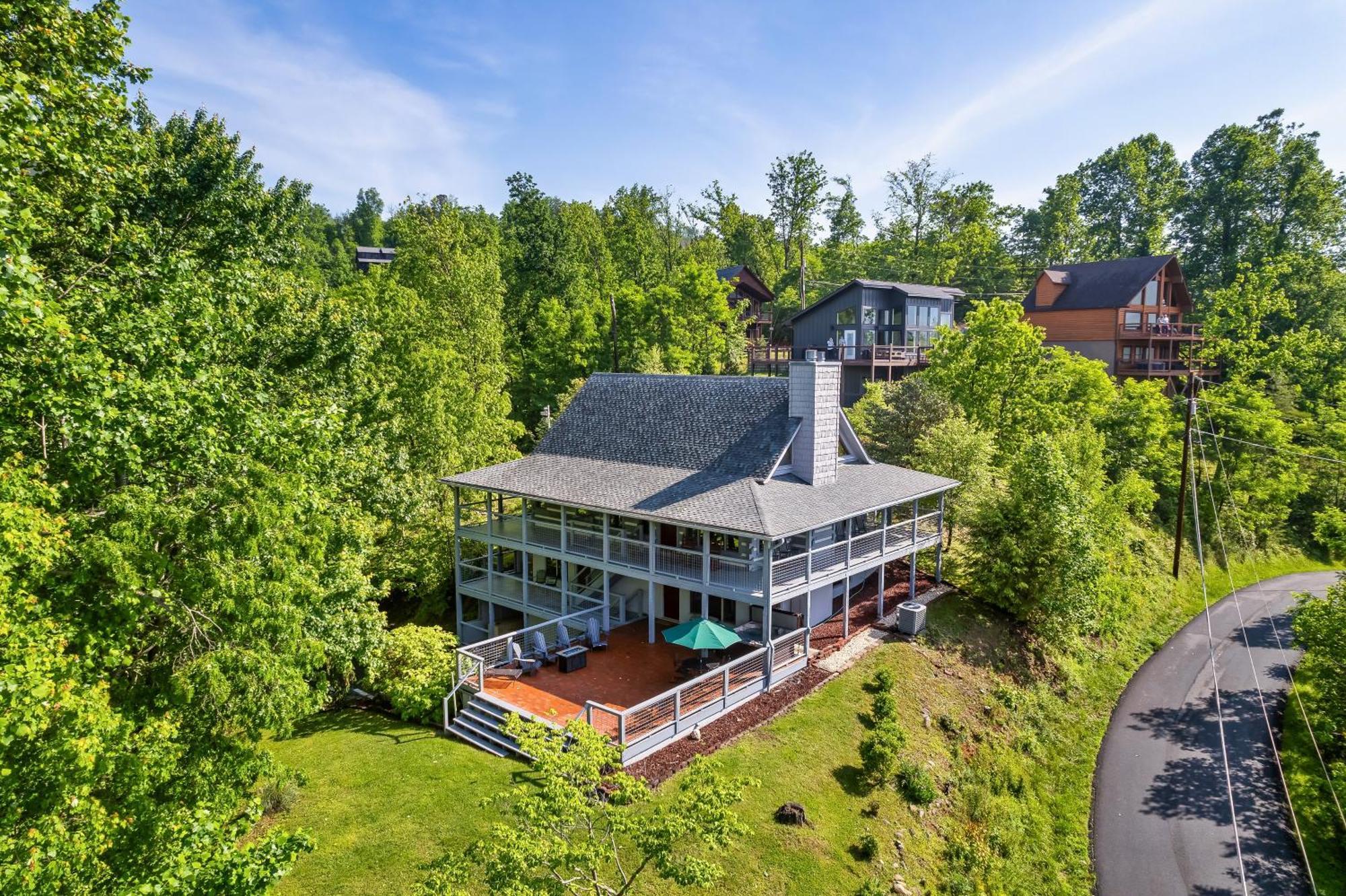 3 Pools! Fire Pit! Hot Tub! Nerf Gun Wall! Arcade! Ping Pong! Pickleball! Holiday home