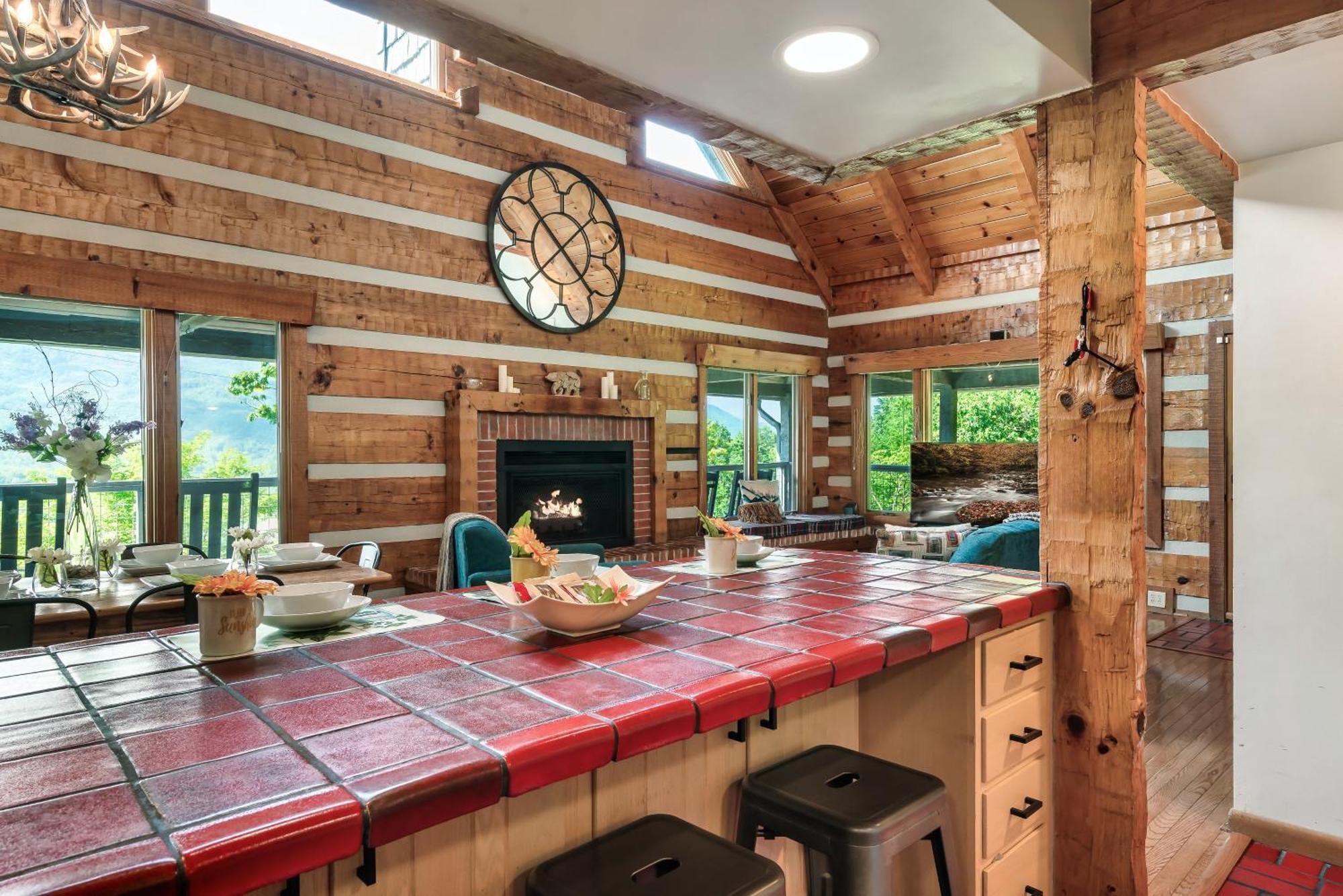 Holiday home 3 Pools! Fire Pit! Hot Tub! Nerf Gun Wall! Arcade! Ping Pong! Pickleball! *