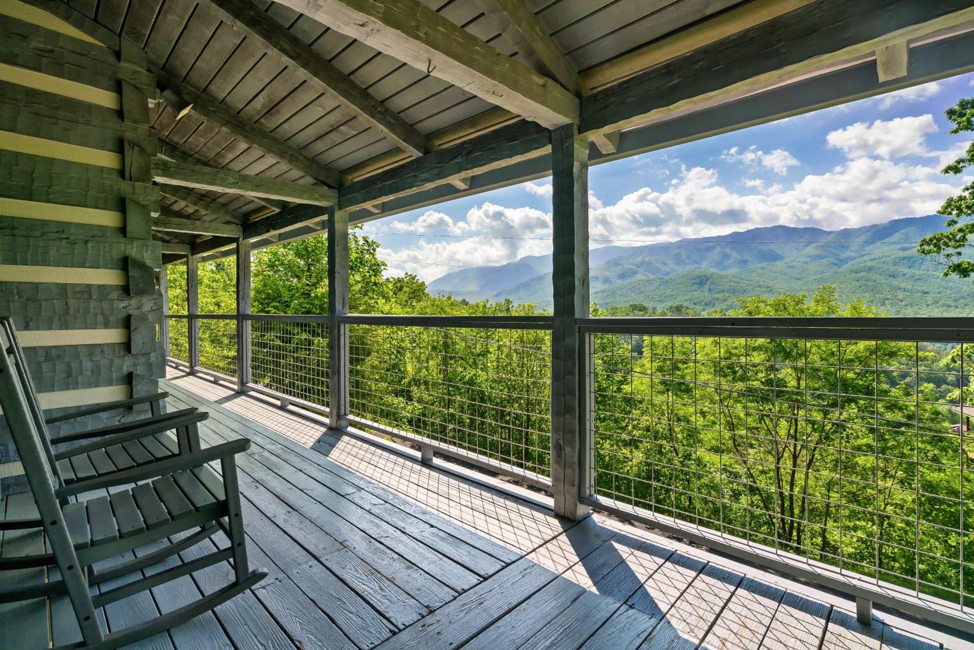 Holiday home 3 Pools! Fire Pit! Hot Tub! Nerf Gun Wall! Arcade! Ping Pong! Pickleball! Gatlinburg