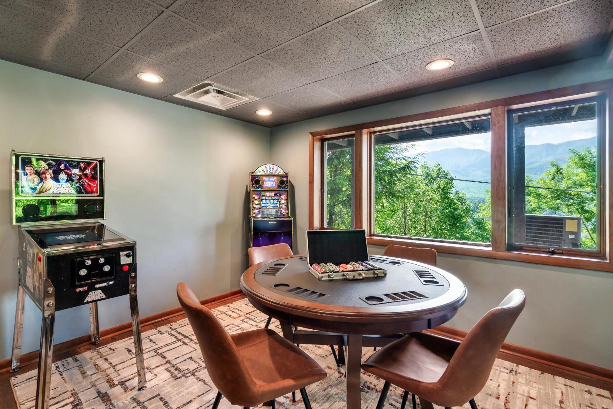 3 Pools! Fire Pit! Hot Tub! Nerf Gun Wall! Arcade! Ping Pong! Pickleball! Gatlinburg