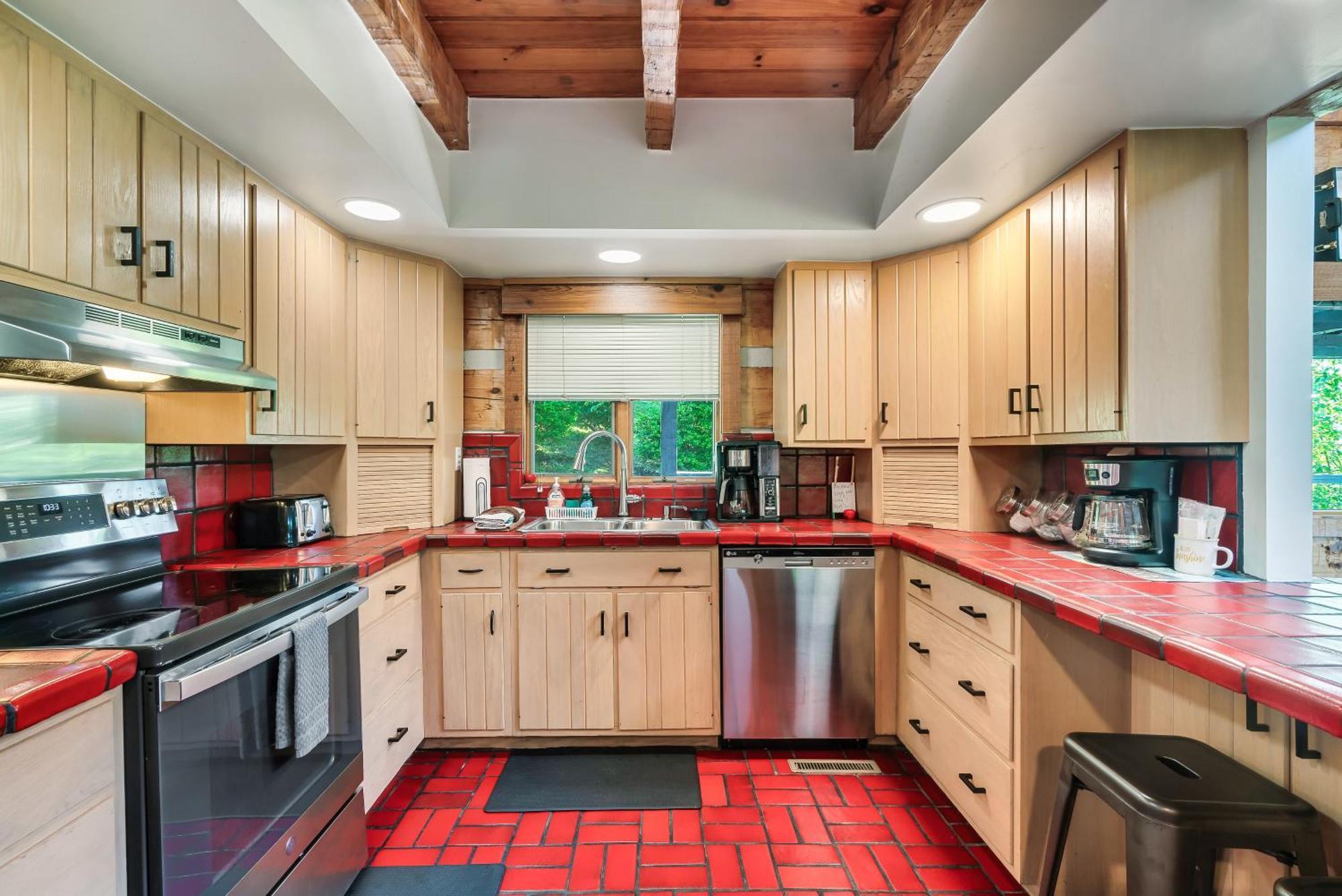 3 Pools! Fire Pit! Hot Tub! Nerf Gun Wall! Arcade! Ping Pong! Pickleball! Holiday home *