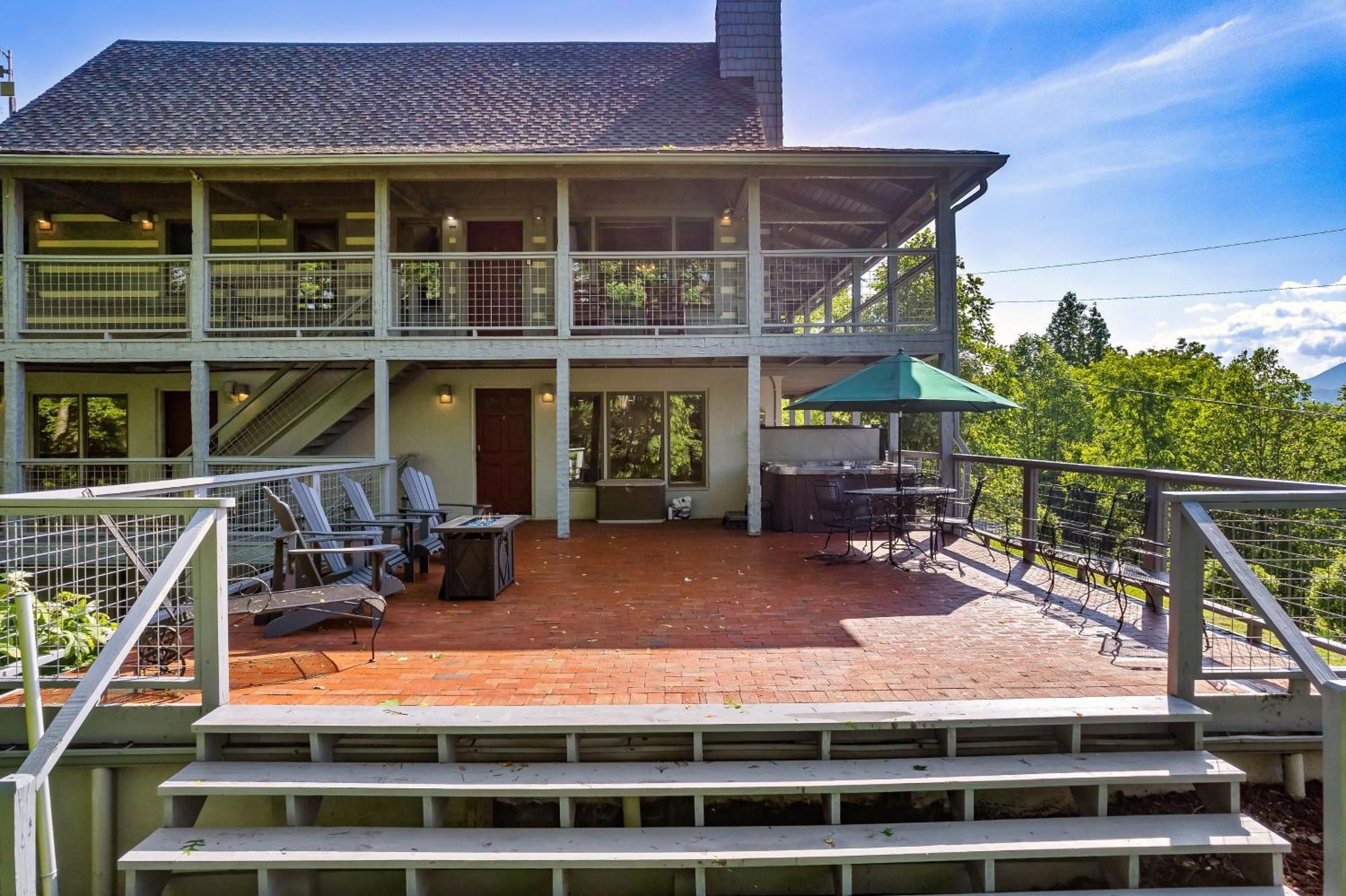 Holiday home 3 Pools! Fire Pit! Hot Tub! Nerf Gun Wall! Arcade! Ping Pong! Pickleball! *