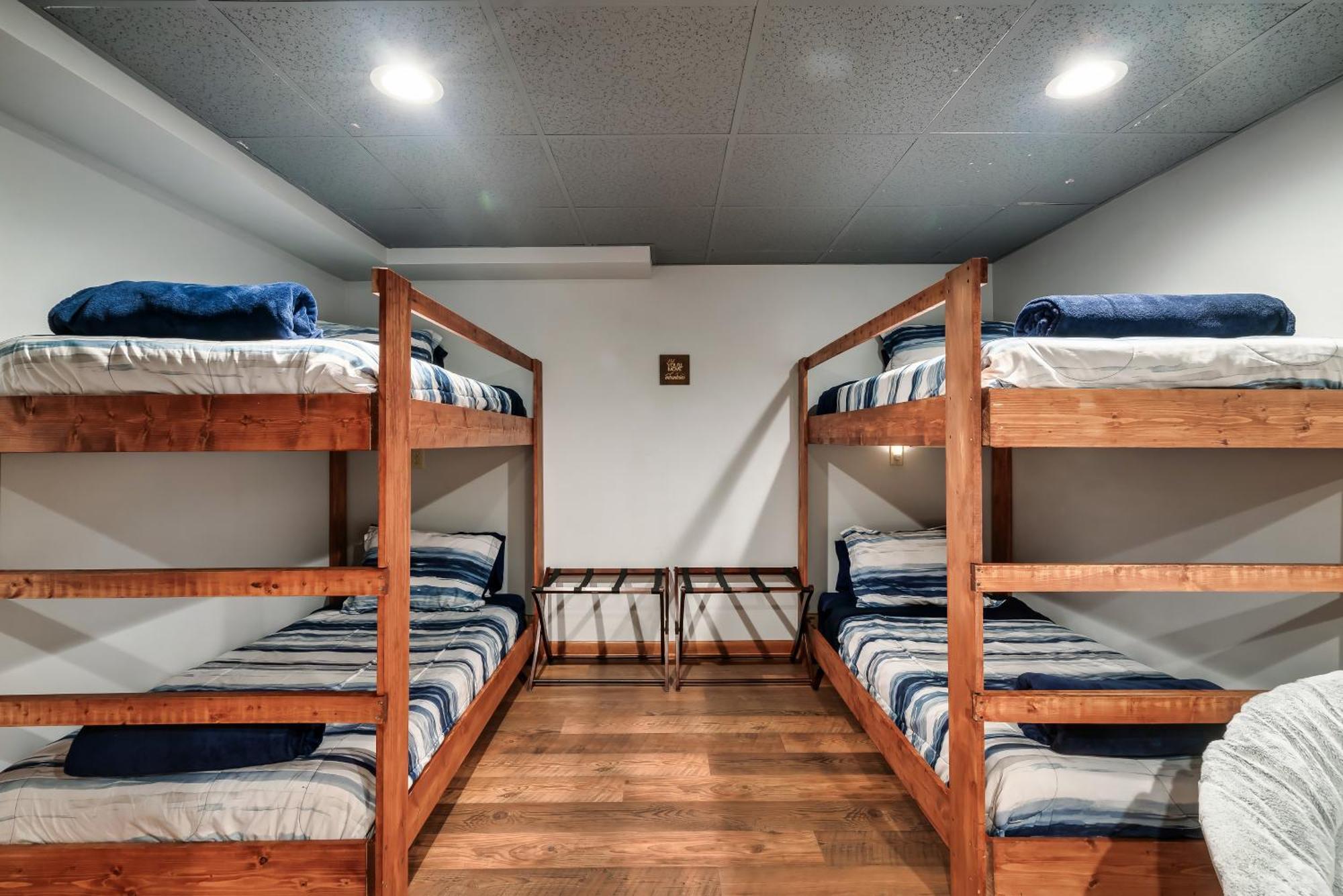 3 Pools! Fire Pit! Hot Tub! Nerf Gun Wall! Arcade! Ping Pong! Pickleball! Holiday home Gatlinburg