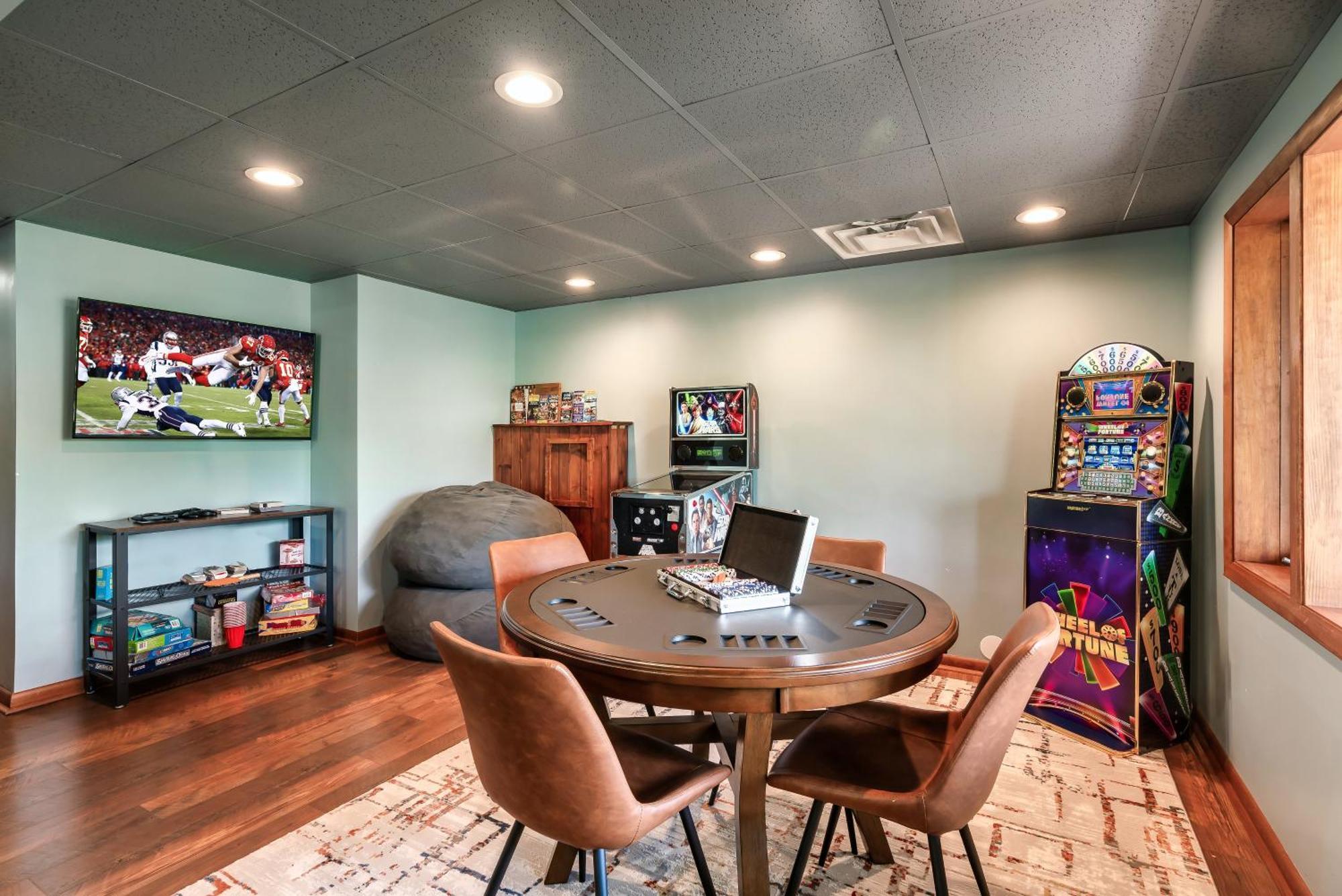3 Pools! Fire Pit! Hot Tub! Nerf Gun Wall! Arcade! Ping Pong! Pickleball! Holiday home