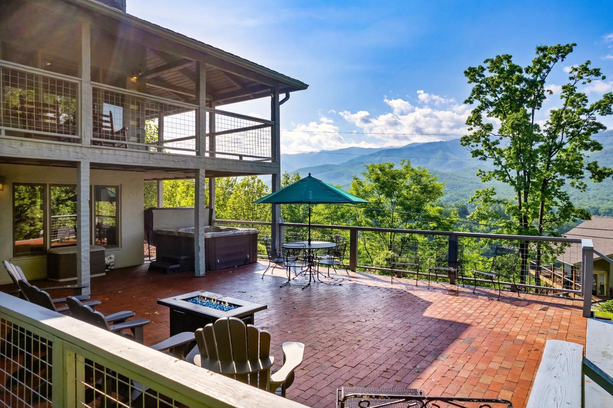 3 Pools! Fire Pit! Hot Tub! Nerf Gun Wall! Arcade! Ping Pong! Pickleball! Holiday home *