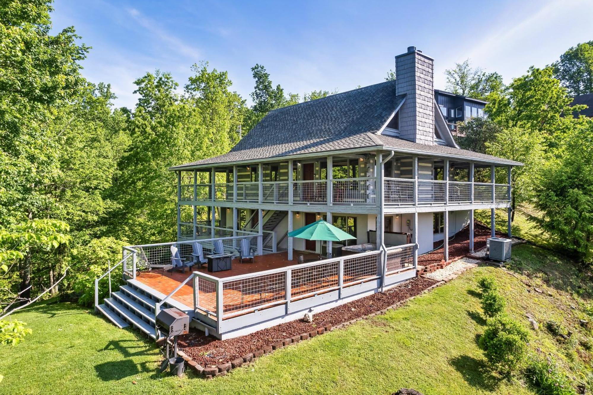 Holiday home 3 Pools! Fire Pit! Hot Tub! Nerf Gun Wall! Arcade! Ping Pong! Pickleball! *