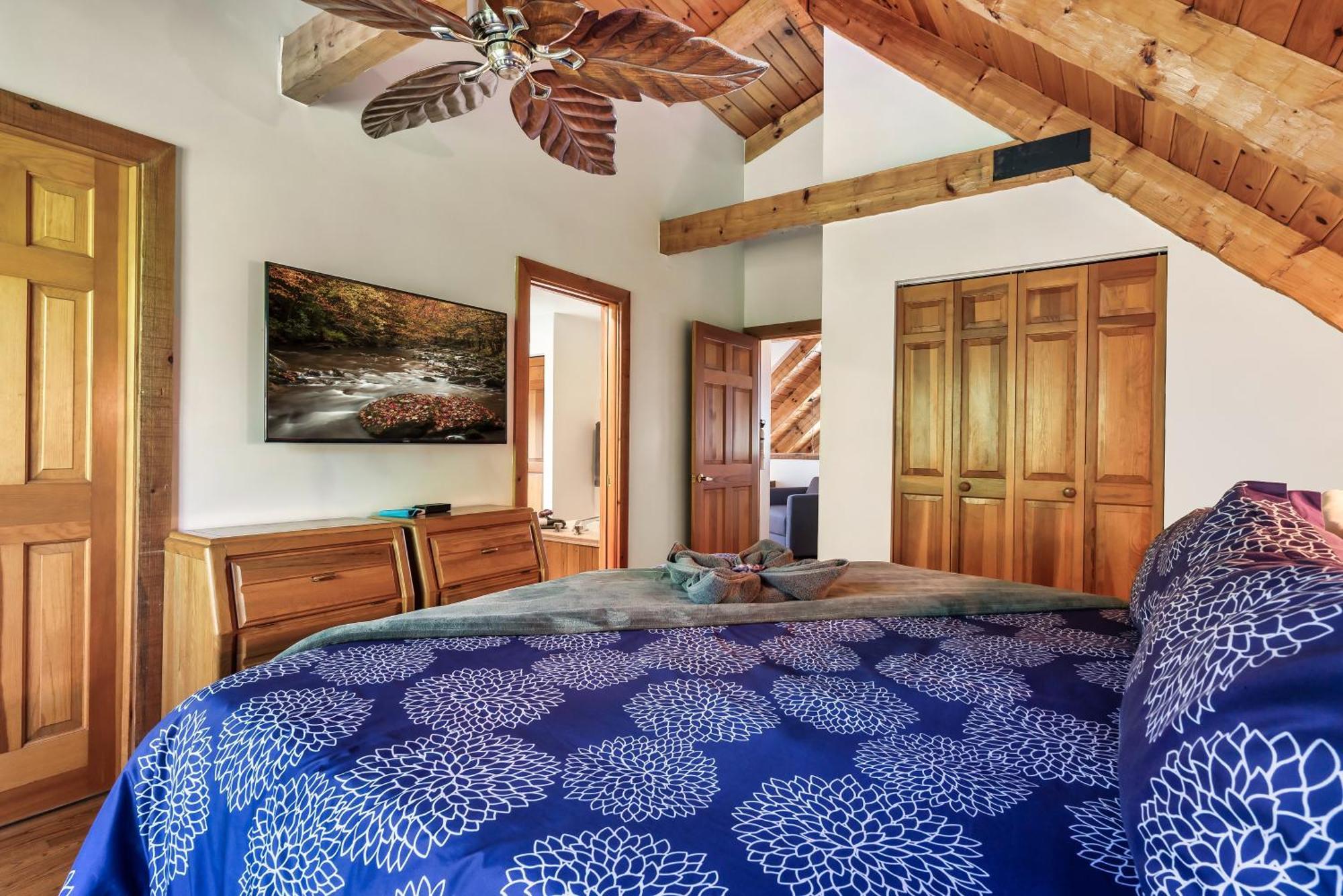 Holiday home 3 Pools! Fire Pit! Hot Tub! Nerf Gun Wall! Arcade! Ping Pong! Pickleball! Gatlinburg