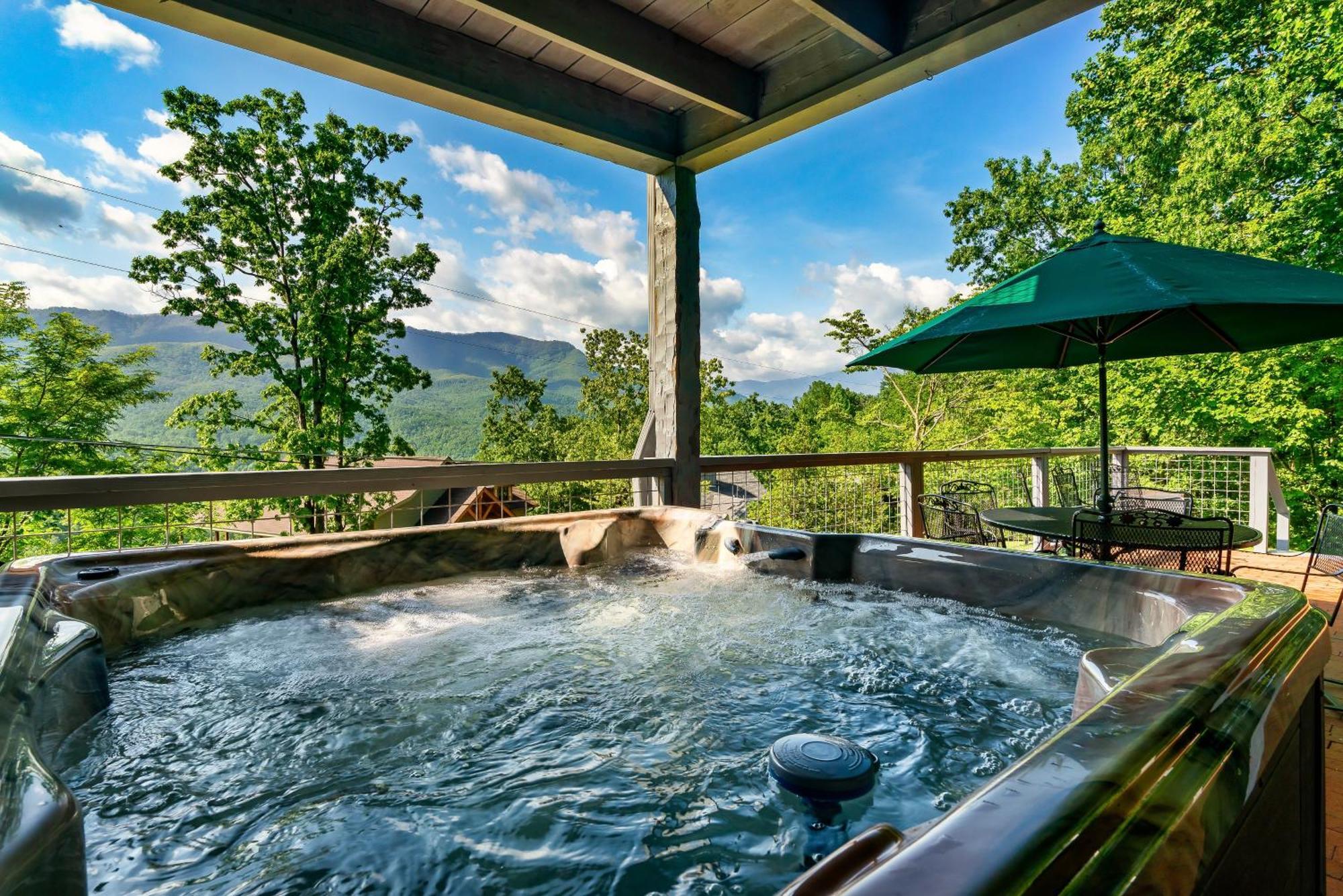 3 Pools! Fire Pit! Hot Tub! Nerf Gun Wall! Arcade! Ping Pong! Pickleball! Holiday home Gatlinburg