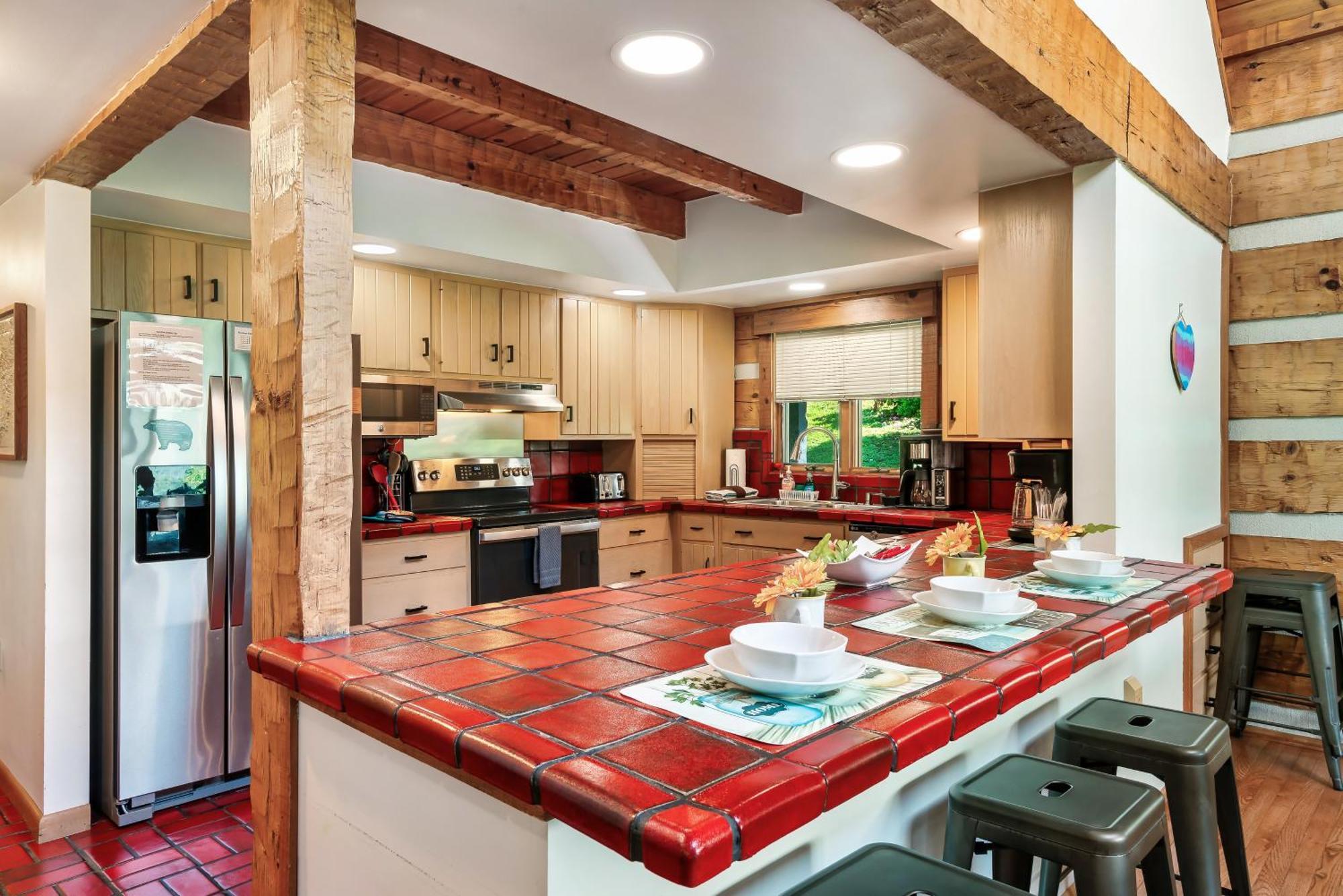 3 Pools! Fire Pit! Hot Tub! Nerf Gun Wall! Arcade! Ping Pong! Pickleball!