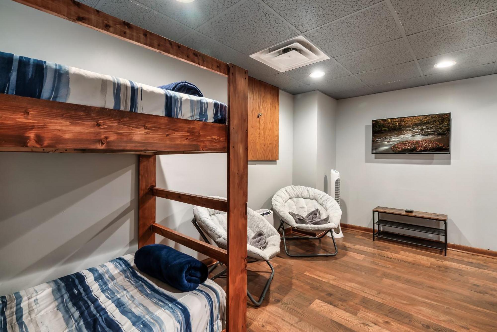 3 Pools! Fire Pit! Hot Tub! Nerf Gun Wall! Arcade! Ping Pong! Pickleball! * Gatlinburg