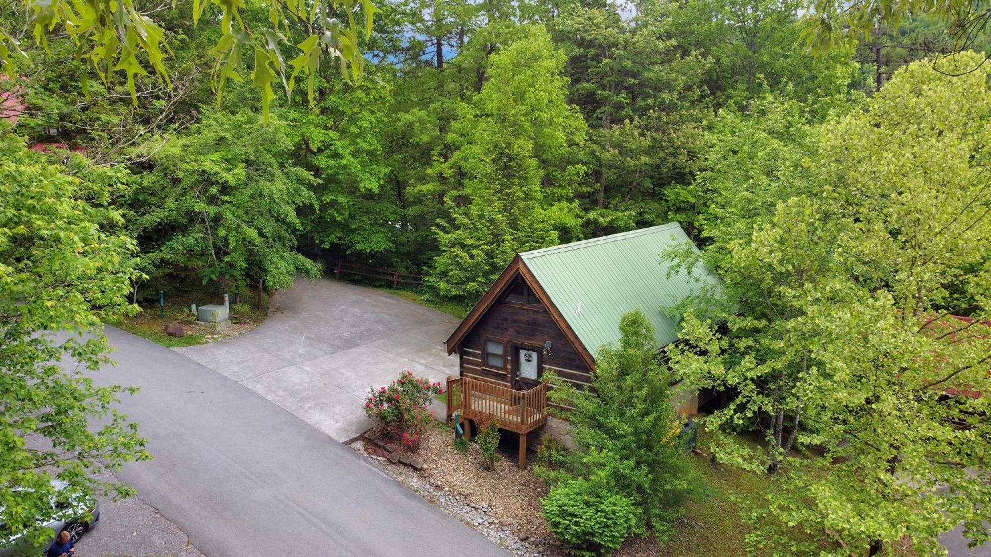Cozy Cabin! Hot Tub, King Bed, Fireplace, & Pool *