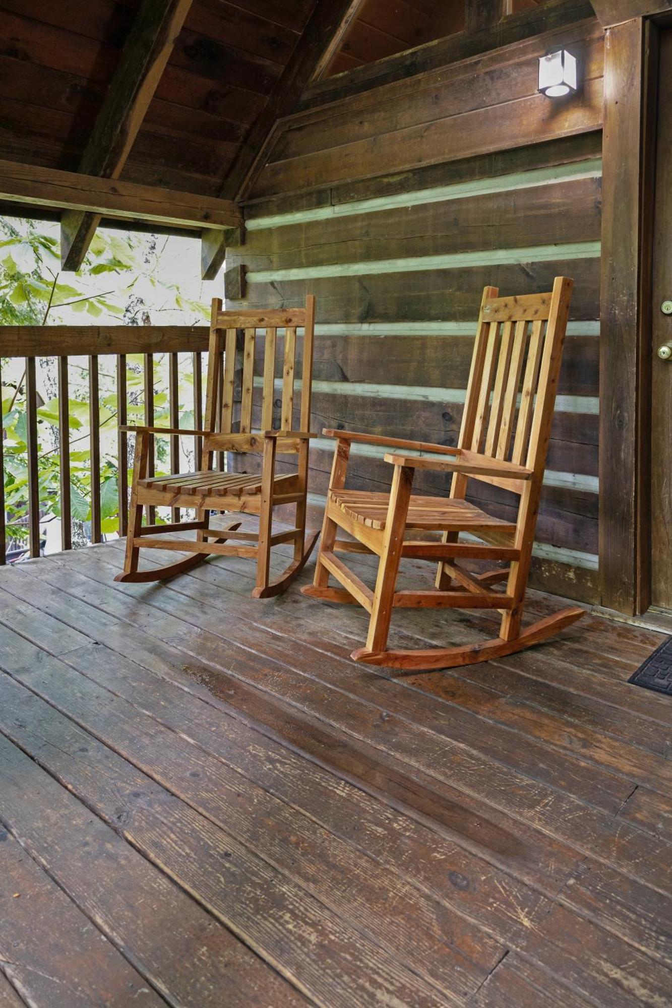 Cozy Cabin! Hot Tub, King Bed, Fireplace, & Pool