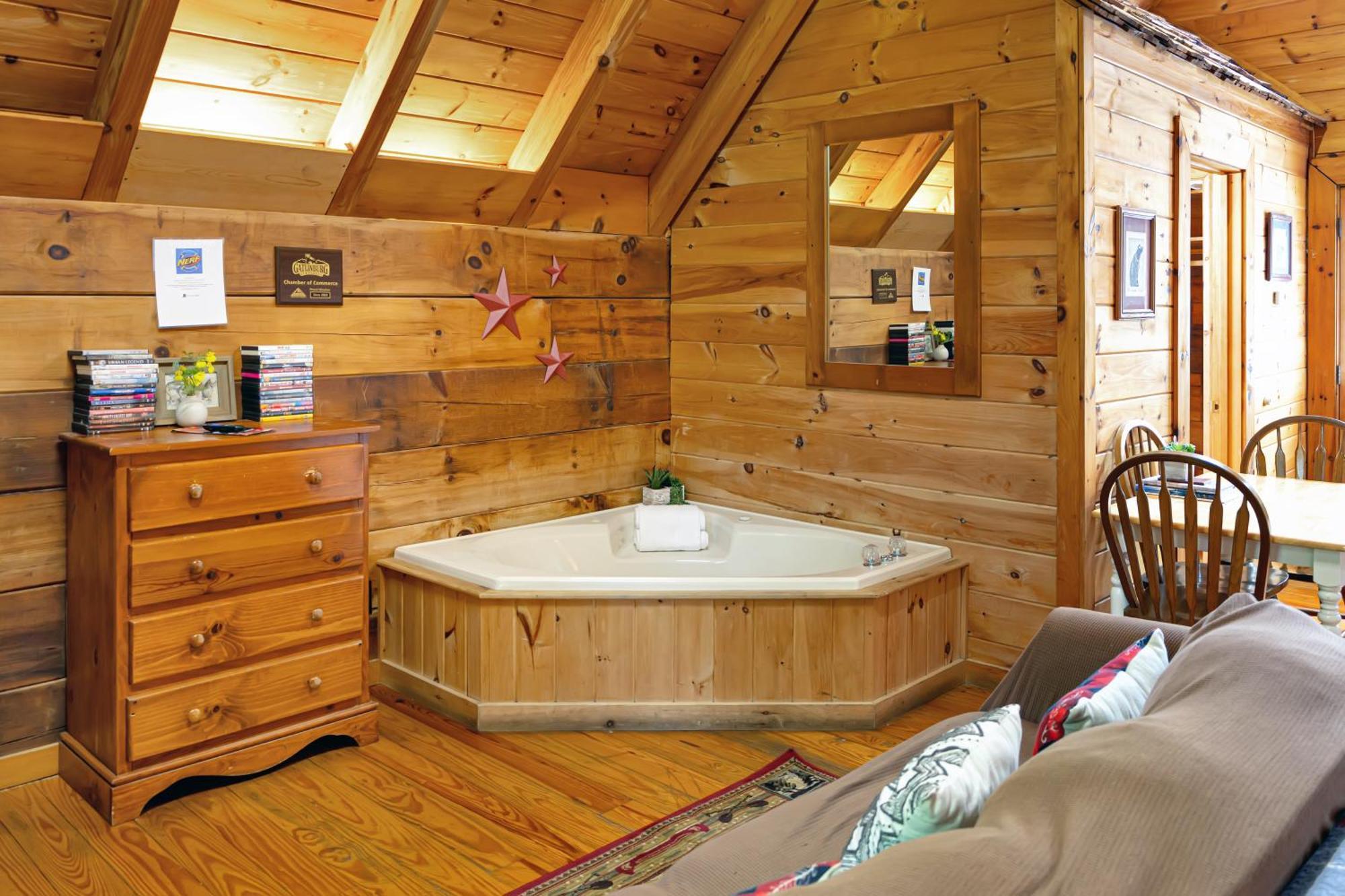Holiday home Cozy Cabin! Hot Tub, King Bed, Fireplace, & Pool Gatlinburg