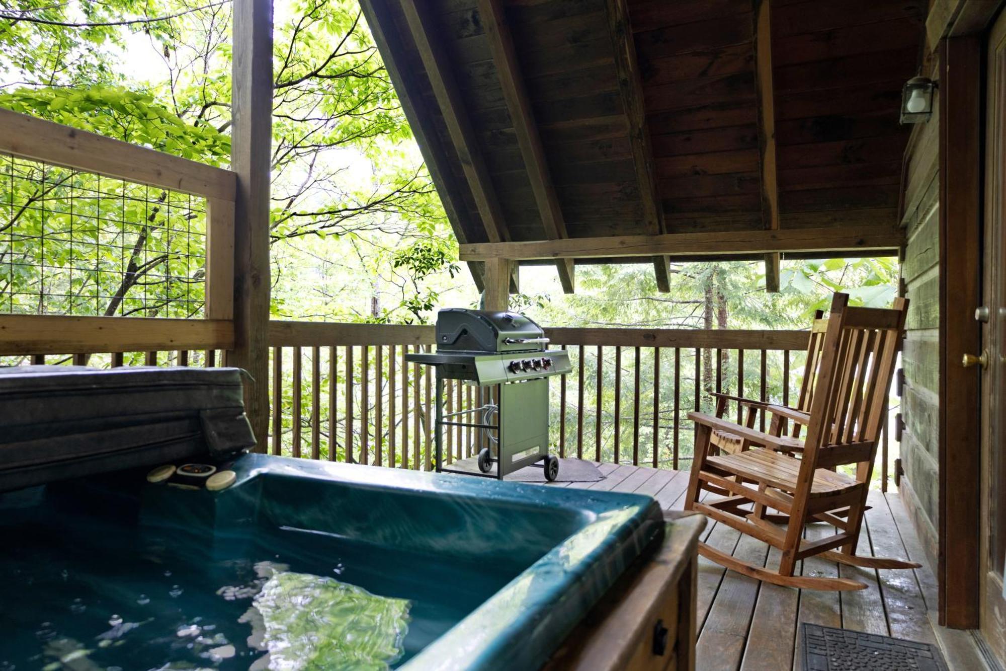 Cozy Cabin! Hot Tub, King Bed, Fireplace, & Pool Gatlinburg