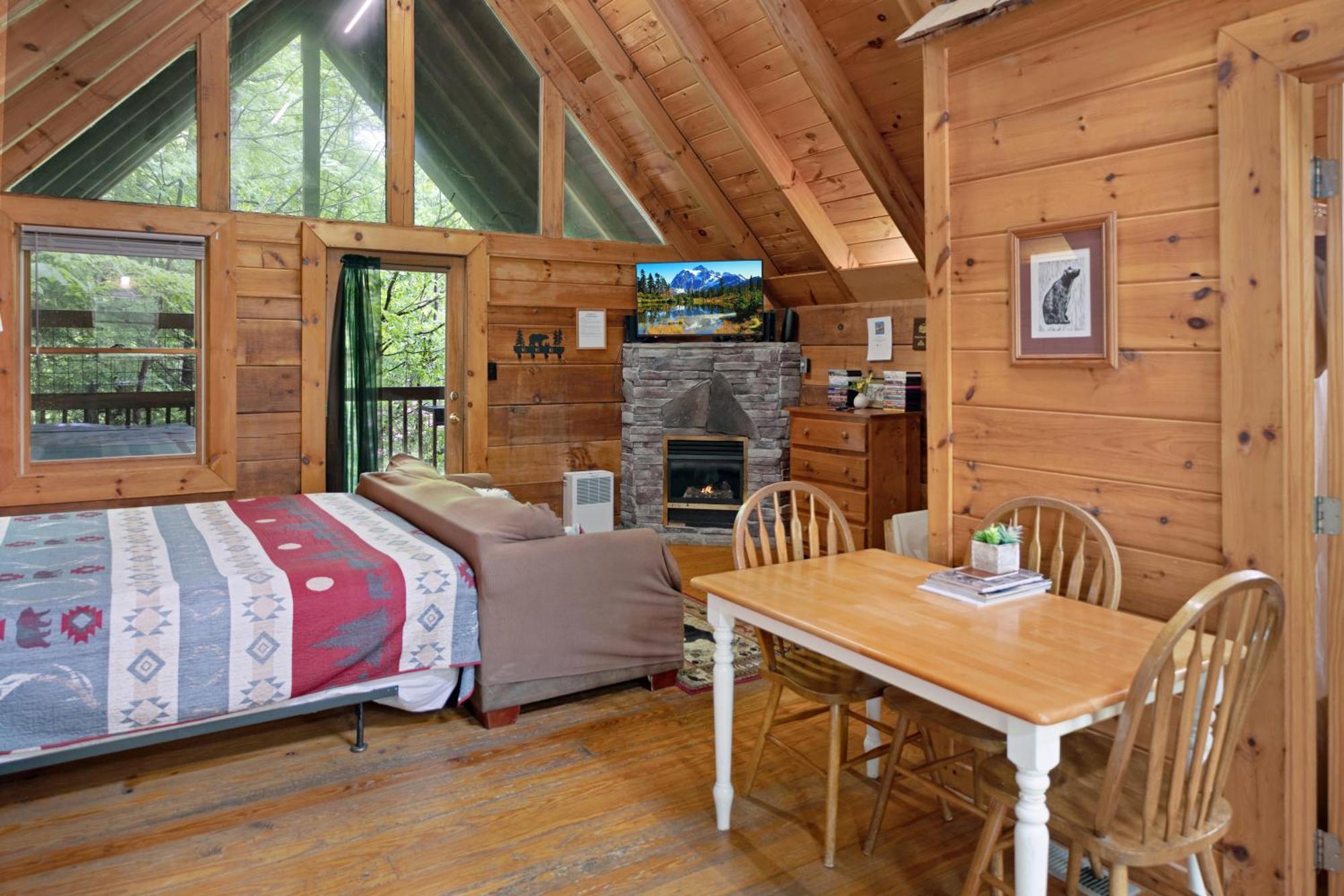 Cozy Cabin! Hot Tub, King Bed, Fireplace, & Pool Gatlinburg