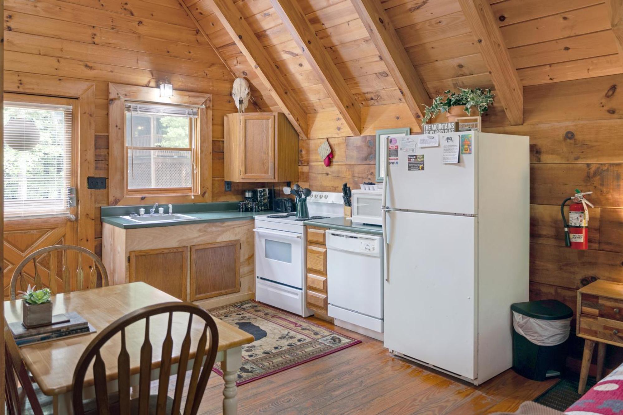 Holiday home Cozy Cabin! Hot Tub, King Bed, Fireplace, & Pool