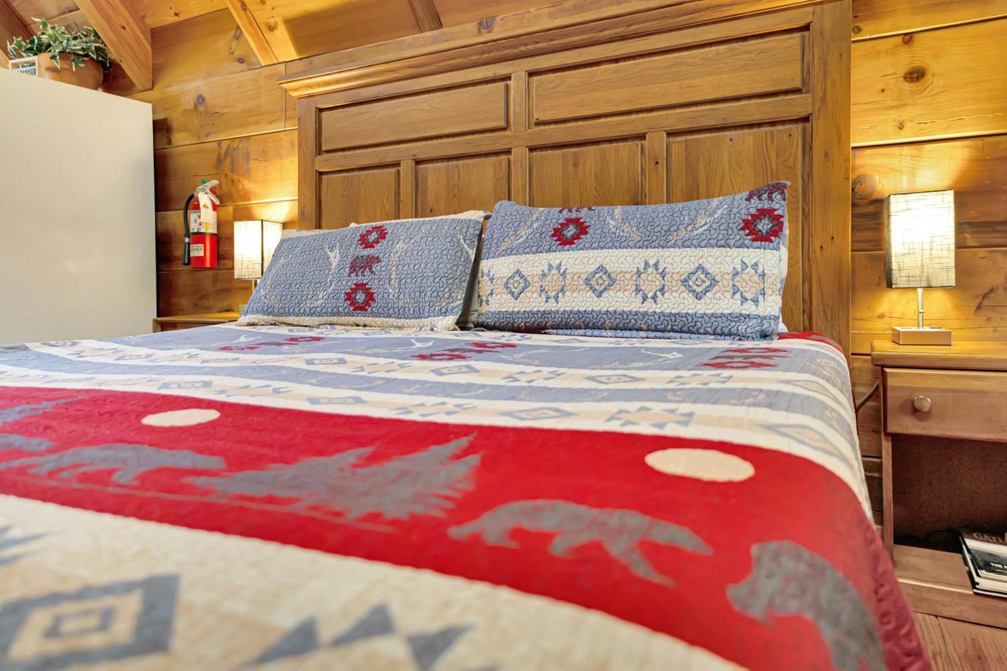 Cozy Cabin! Hot Tub, King Bed, Fireplace, & Pool Holiday home Gatlinburg