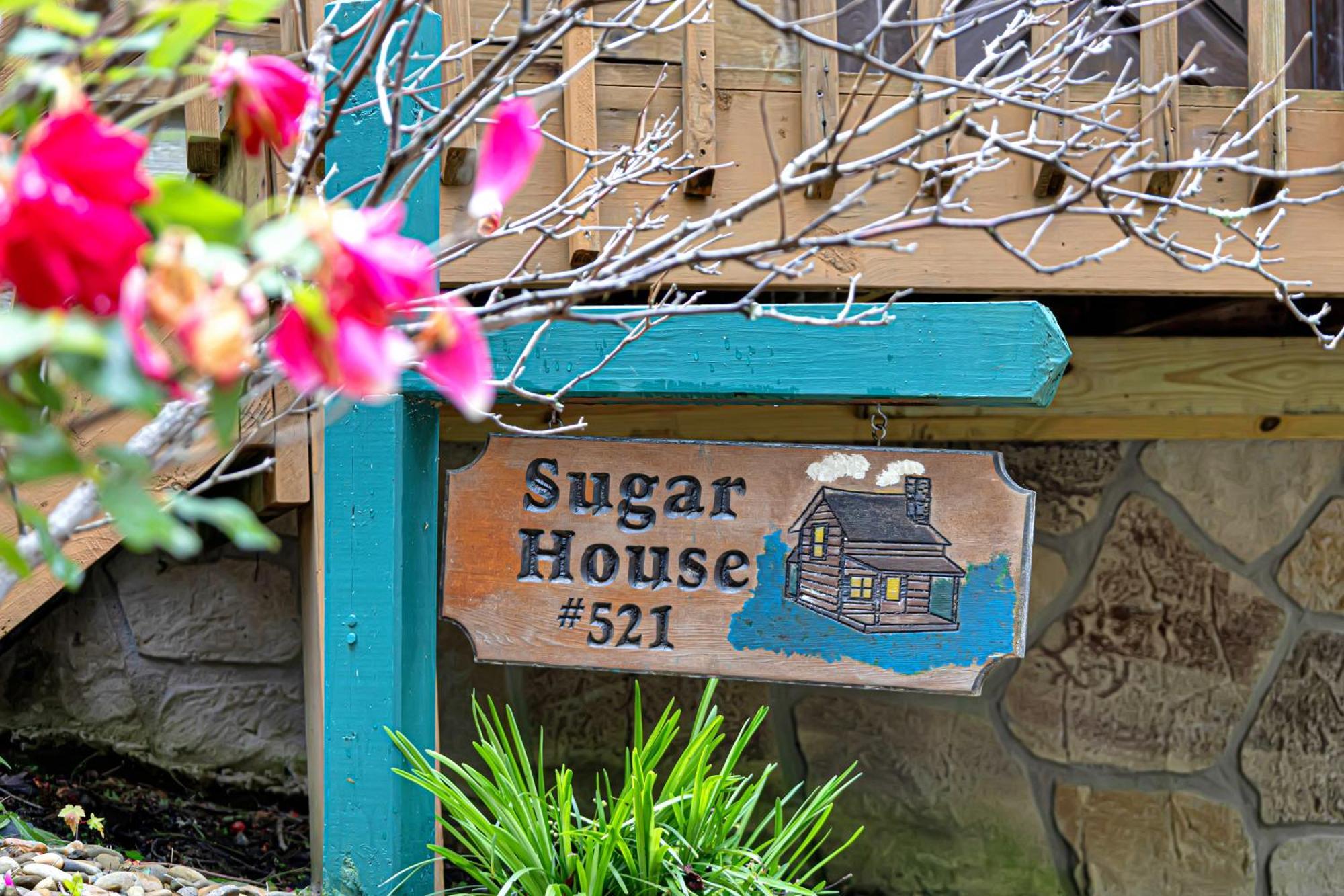Holiday home Cozy Cabin! Hot Tub, King Bed, Fireplace, & Pool Gatlinburg