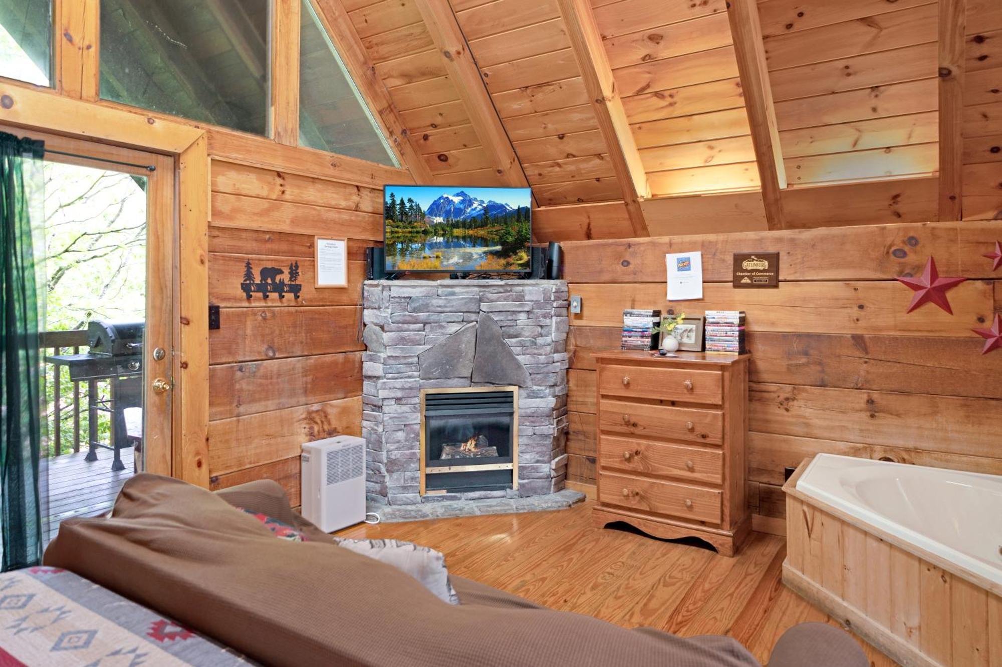 Holiday home Cozy Cabin! Hot Tub, King Bed, Fireplace, & Pool Gatlinburg