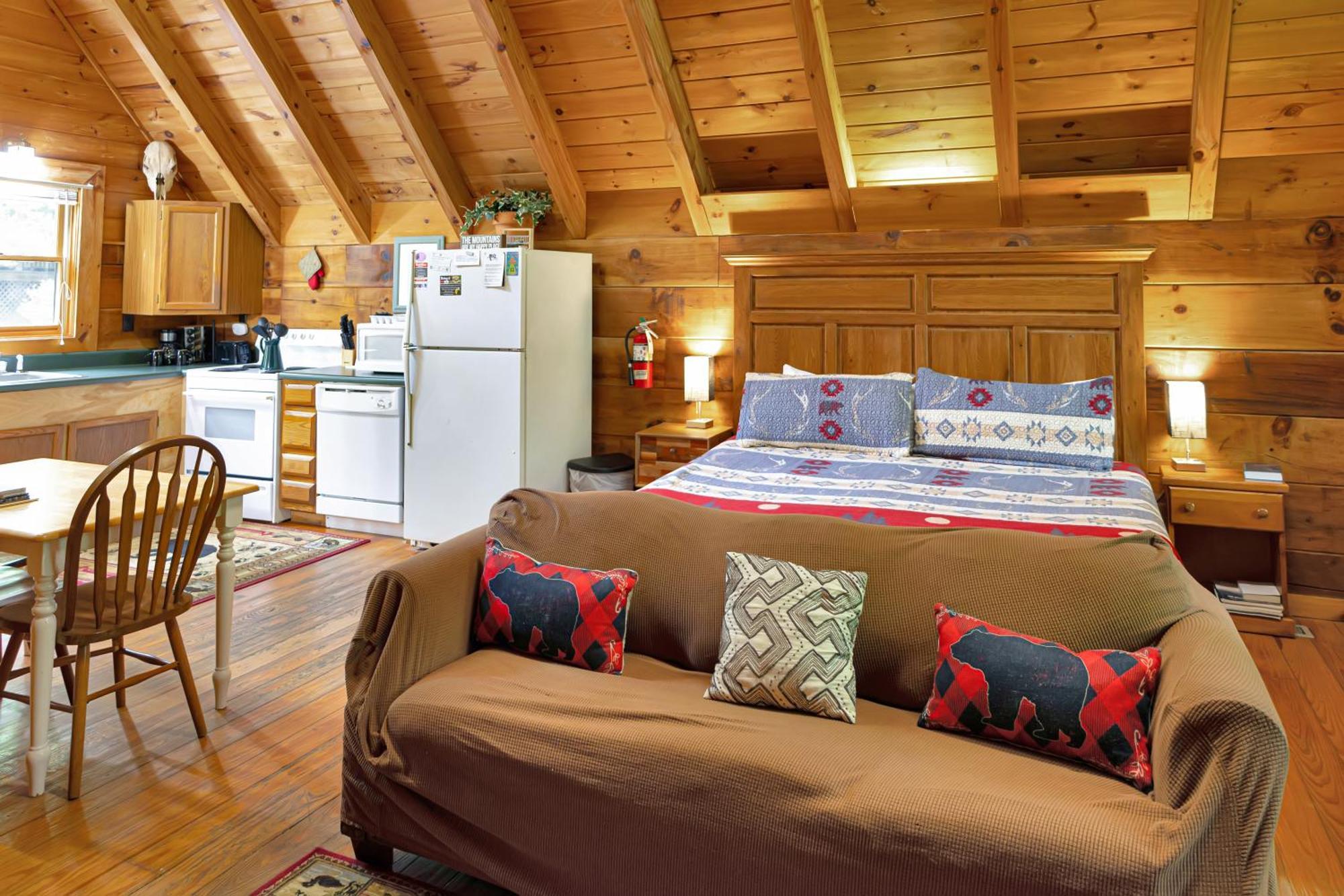 Holiday home Cozy Cabin! Hot Tub, King Bed, Fireplace, & Pool Gatlinburg