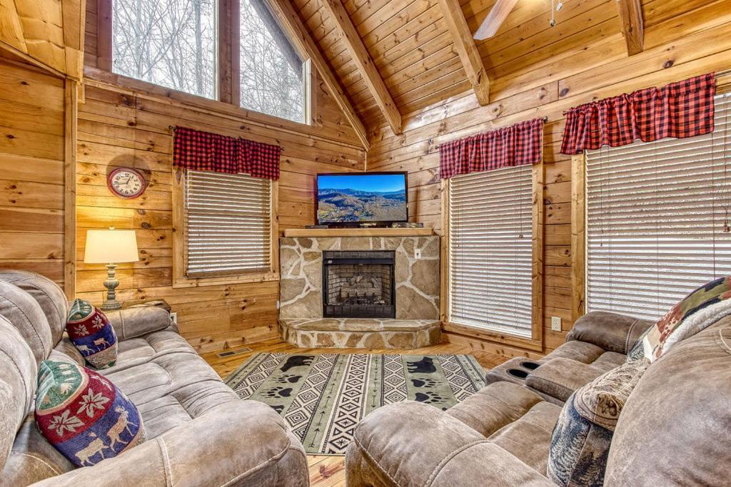 Bucky's Bungalow, Hot Tub, 1089 Of Free Attraction Tickets For Each Paid Day, Dollywood And More! Gatlinburg