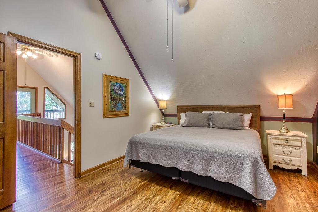 Chalet Serenity Heights, Amazing Views, Hot Tub Pool Access, 1089 Free Tickets Each Paid Day, Dollywood