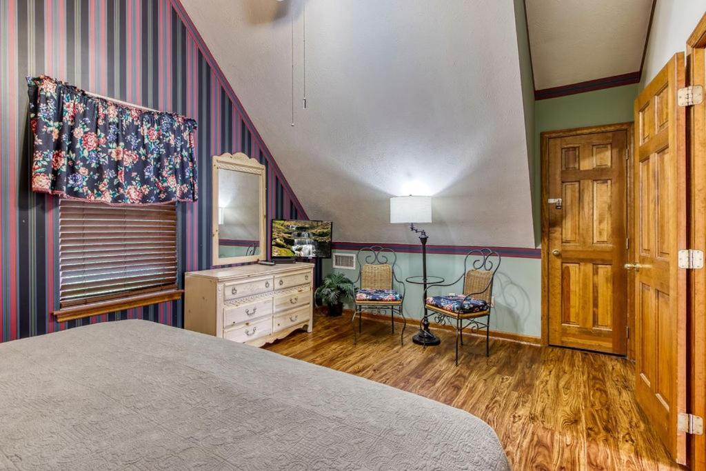 Chalet Serenity Heights, Amazing Views, Hot Tub Pool Access, 1089 Free Tickets Each Paid Day, Dollywood