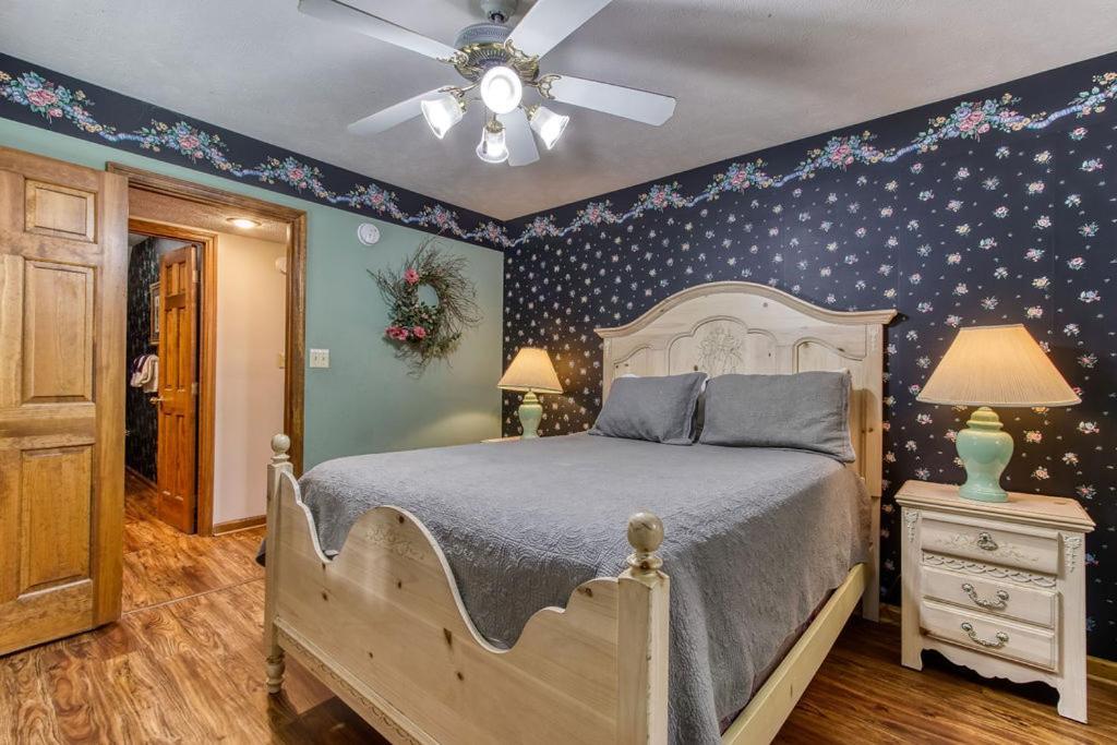 Serenity Heights, Amazing Views, Hot Tub Pool Access, 1089 Free Tickets Each Paid Day, Dollywood Chalet *