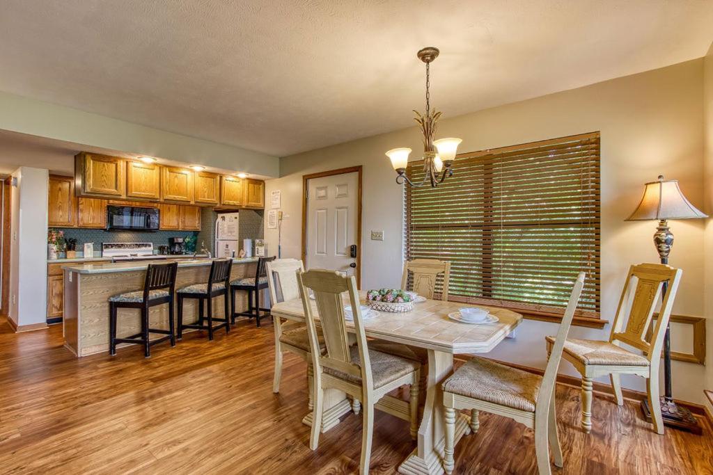 Serenity Heights, Amazing Views, Hot Tub Pool Access, 1089 Free Tickets Each Paid Day, Dollywood *