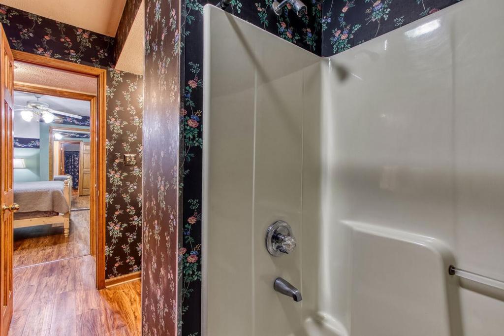 Serenity Heights, Amazing Views, Hot Tub Pool Access, 1089 Free Tickets Each Paid Day, Dollywood
