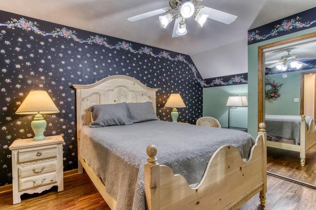 Serenity Heights, Amazing Views, Hot Tub Pool Access, 1089 Free Tickets Each Paid Day, Dollywood Chalet *