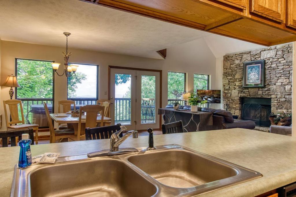 Serenity Heights, Amazing Views, Hot Tub Pool Access, 1089 Free Tickets Each Paid Day, Dollywood Chalet Gatlinburg