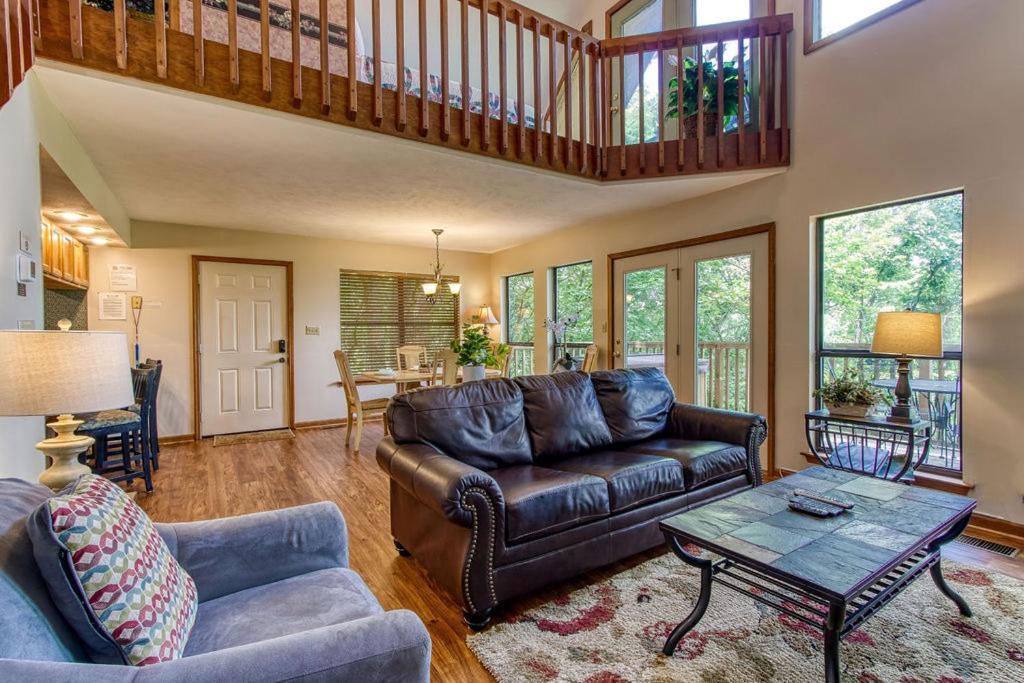 Chalet Serenity Heights, Amazing Views, Hot Tub Pool Access, 1089 Free Tickets Each Paid Day, Dollywood Gatlinburg