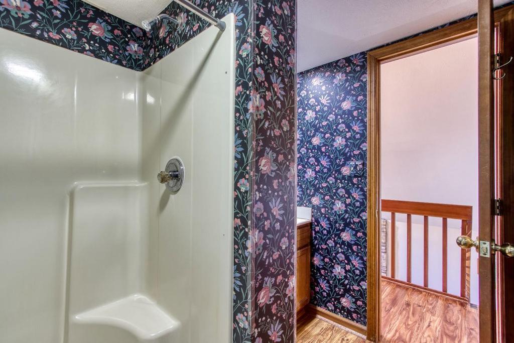 Chalet Serenity Heights, Amazing Views, Hot Tub Pool Access, 1089 Free Tickets Each Paid Day, Dollywood