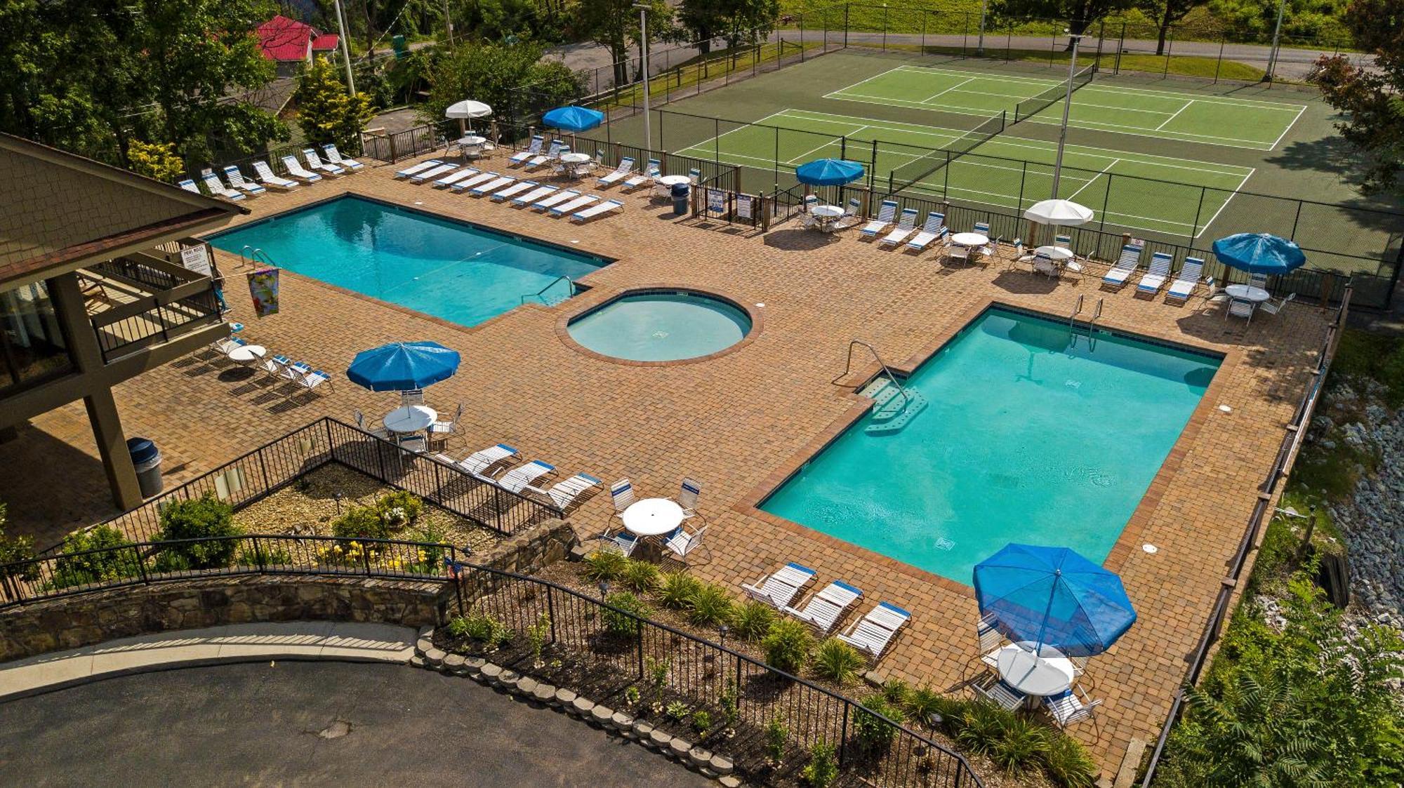 Daya, Hot Tub, Pool Table, 1089 Of Free Attraction Tickets For Each Paid Day, Dollywood And More! Chalet Gatlinburg