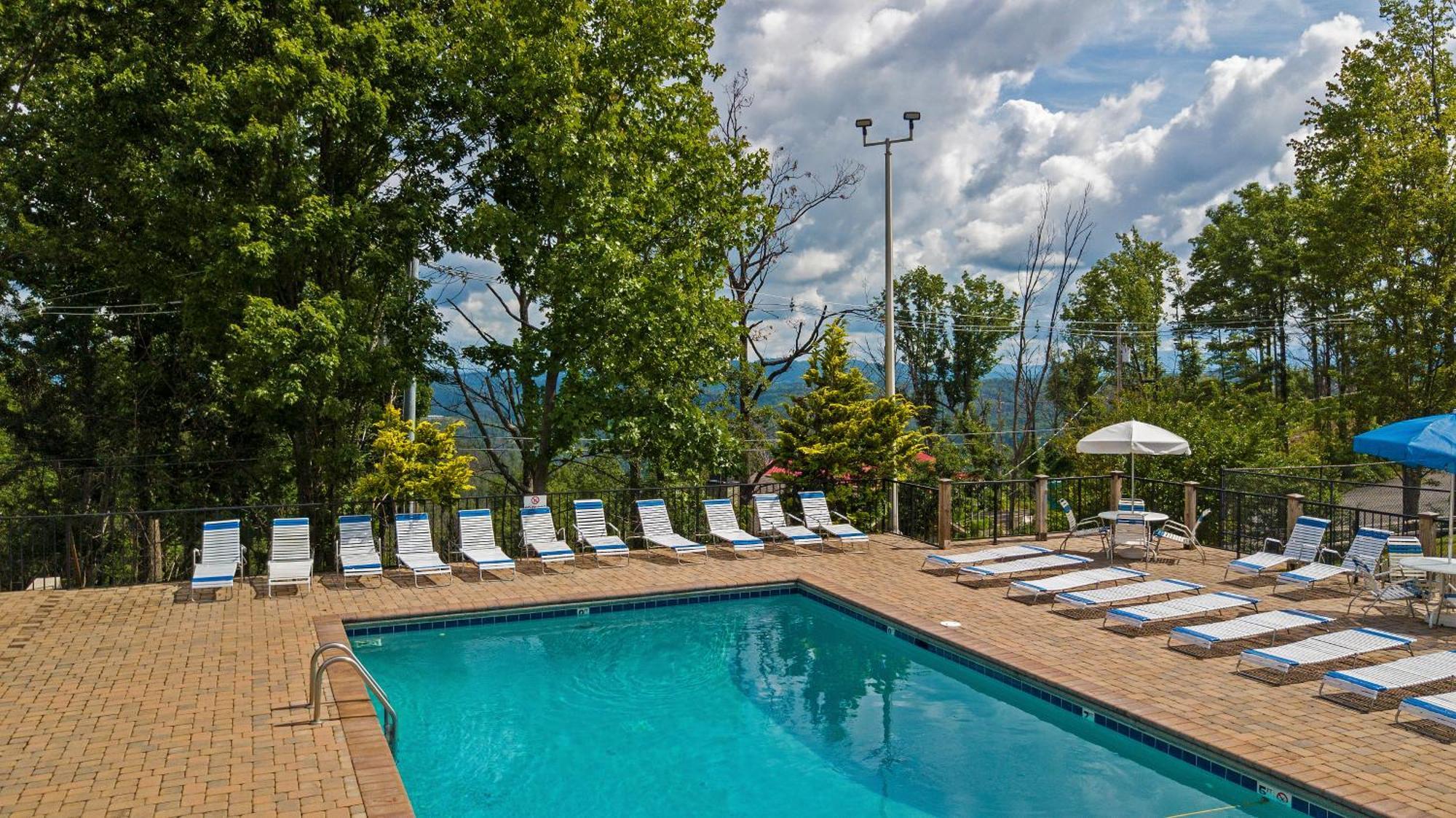 Daya, Hot Tub, Pool Table, 1089 Of Free Attraction Tickets For Each Paid Day, Dollywood And More! Chalet Gatlinburg