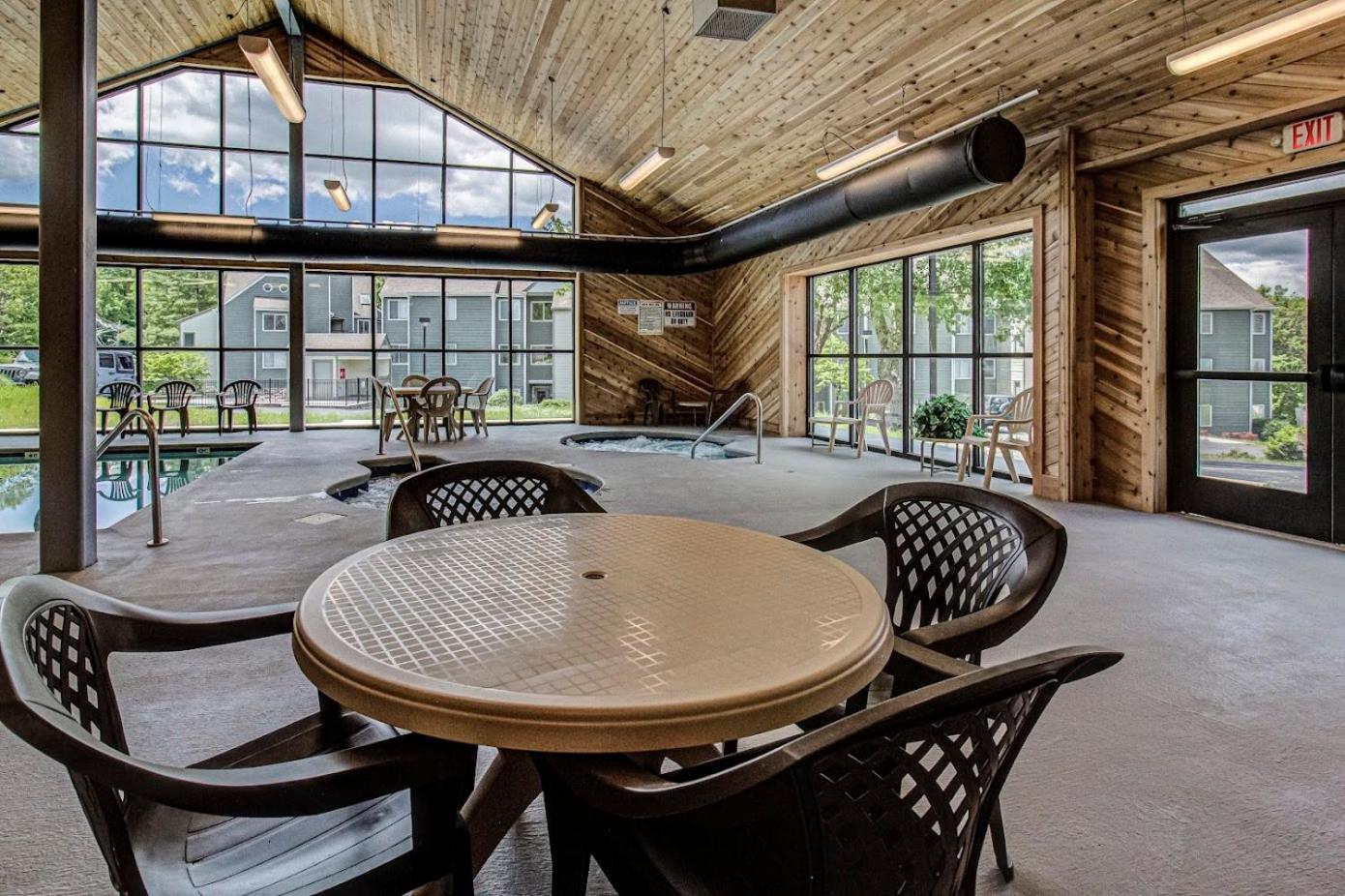 Wow Views!!-mountain Escape-outdoor Pool-close To Downtown-wifi-cable-private Balcony Apartment Gatlinburg