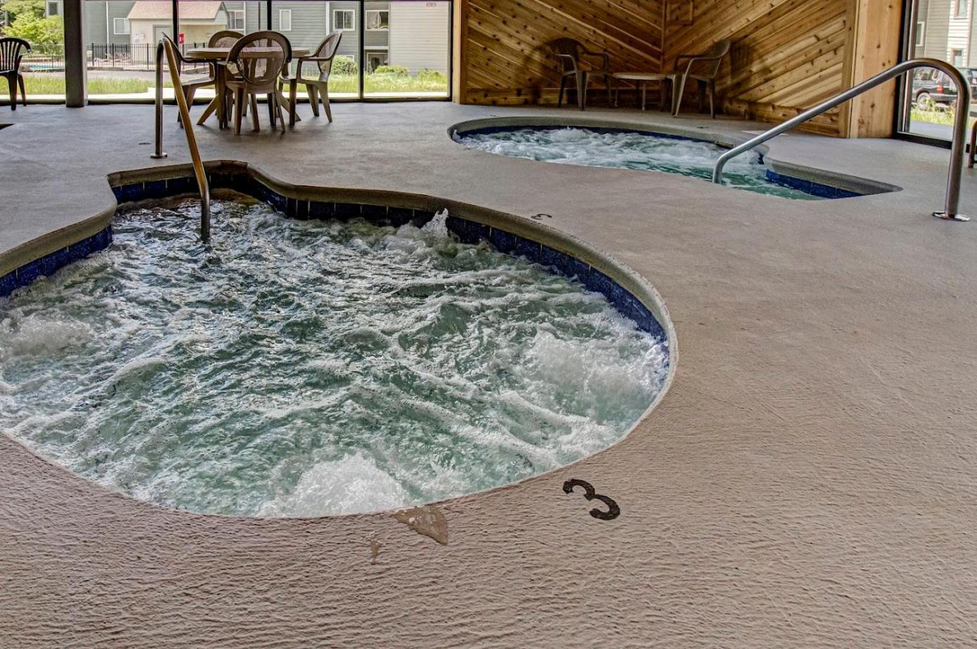 Wow Views!!-mountain Escape-outdoor Pool-close To Downtown-wifi-cable-private Balcony Apartment