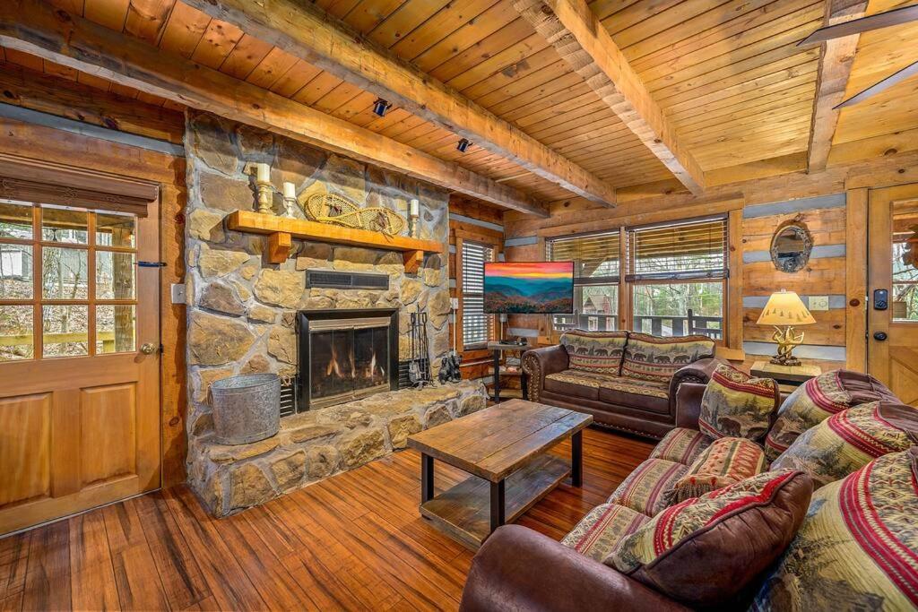 Luxury Cabin-amazing Location-arcade-firepit-pool *