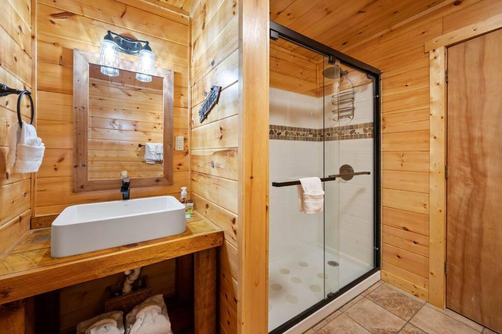 Luxury Cabin-amazing Location-arcade-firepit-pool *