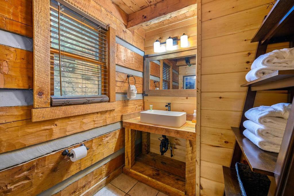Luxury Cabin-amazing Location-arcade-firepit-pool * Gatlinburg