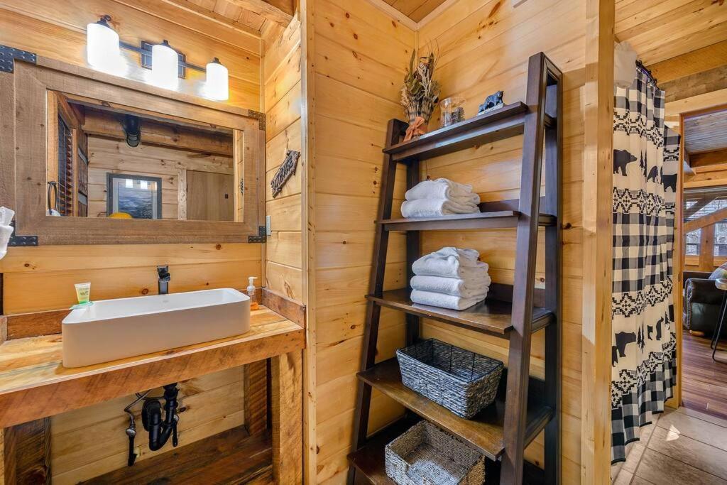 Luxury Cabin-amazing Location-arcade-firepit-pool Holiday home