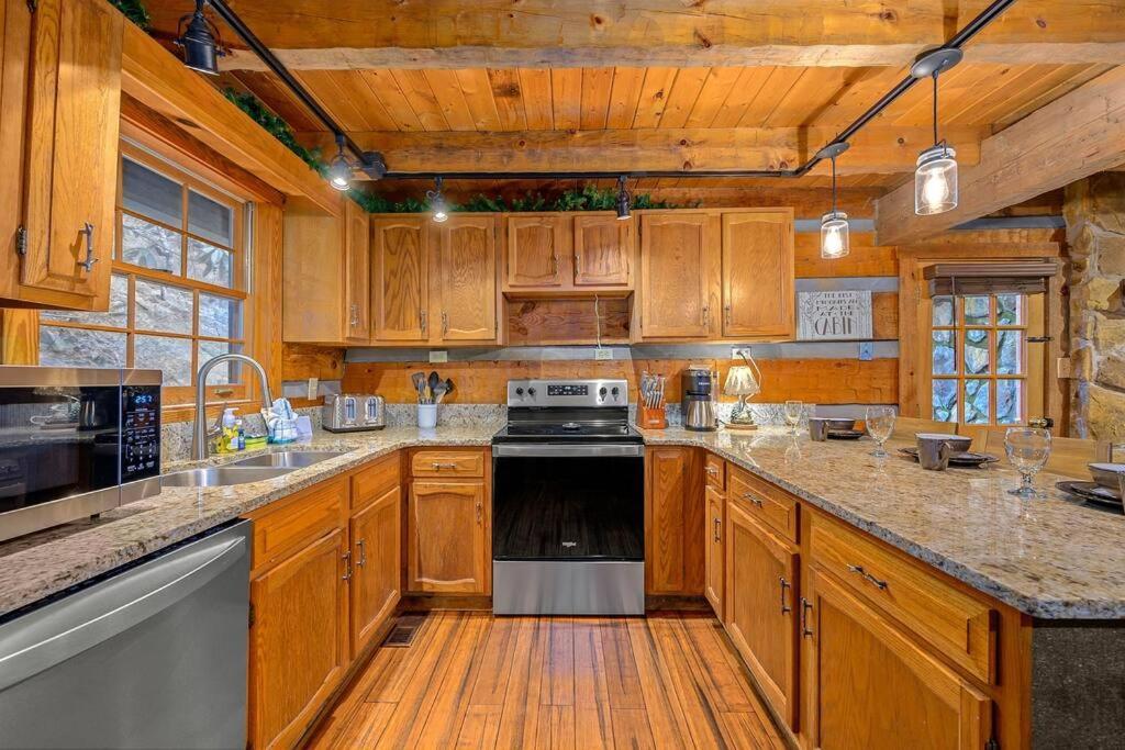 Holiday home Luxury Cabin-amazing Location-arcade-firepit-pool Gatlinburg