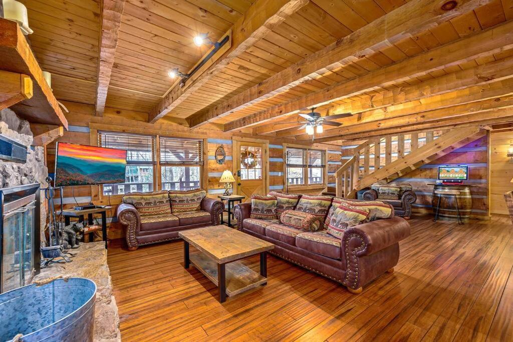 Luxury Cabin-amazing Location-arcade-firepit-pool * Gatlinburg
