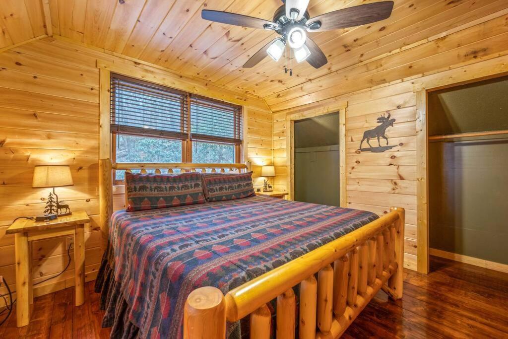 Luxury Cabin-amazing Location-arcade-firepit-pool Gatlinburg