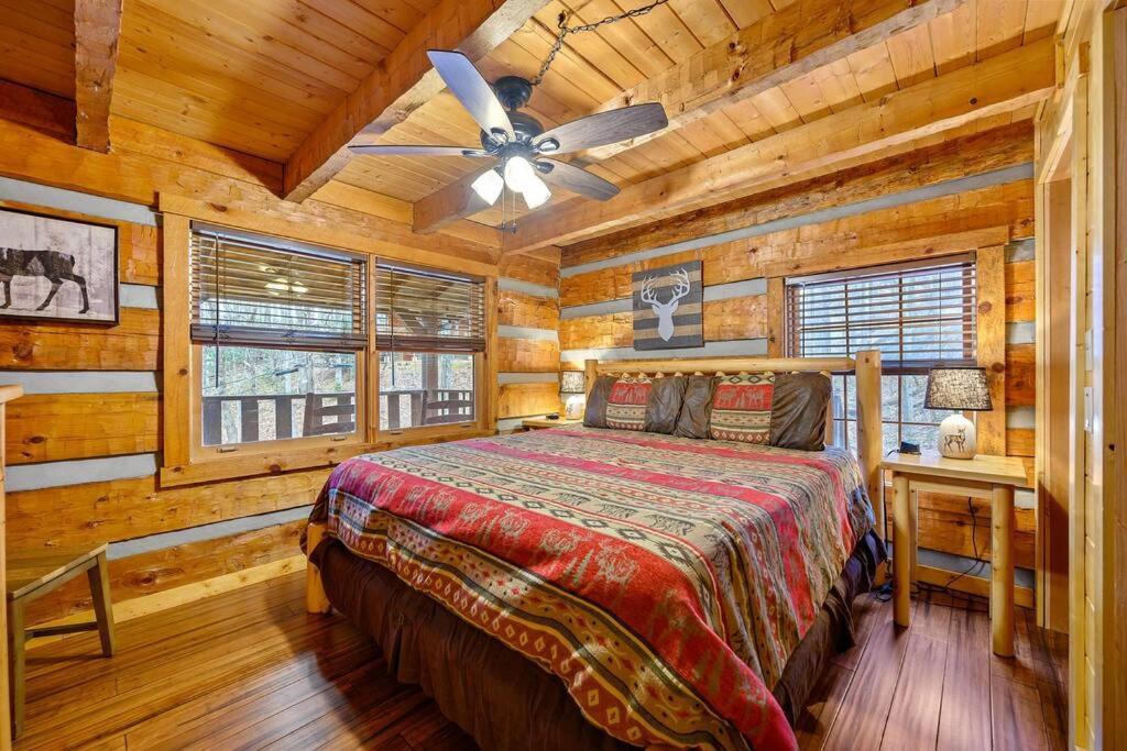 Luxury Cabin-amazing Location-arcade-firepit-pool