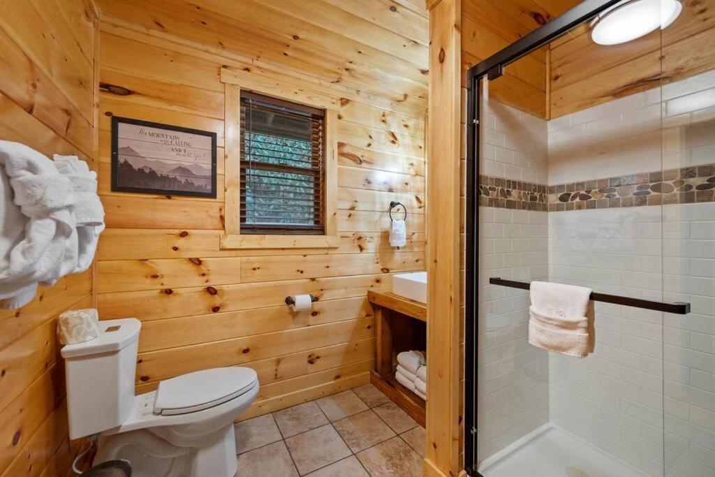 Luxury Cabin-amazing Location-arcade-firepit-pool *