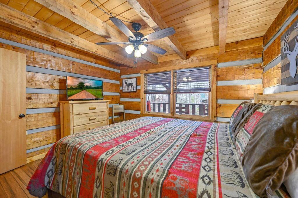 Luxury Cabin-amazing Location-arcade-firepit-pool